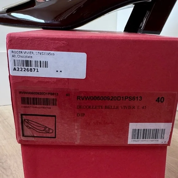 Roger Vivier Brown Pumps with Signature Buckle Sz 40 - Picture 9 of 9